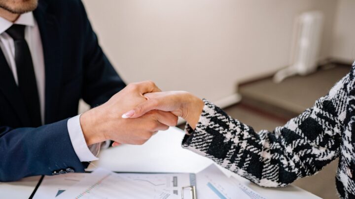 Lawyers for franchisees finalizing a franchise agreement with a business owner